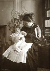 mamma med mormor liten